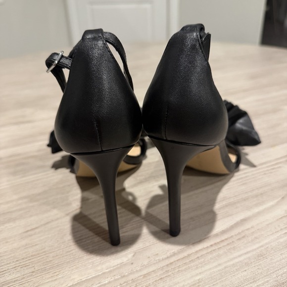 Gianni Bini Women's Sandal Ankle Strap 3D Black Floral Heels Leather Size 7 NWOB - Picture 2 of 8